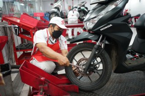 Begini Cara Pilih dan Rawat Ban Motor di Musim Hujan