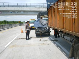 Pikap Seruduk Bak Truk Fuso di Tol Ngawi, 1 Orang Kritis