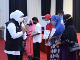 Tukang Cilok Hingga Penjaga Warkop di Pasuruan Dapat 'Rejeki Nomplok' dari Gubernur Khofifah