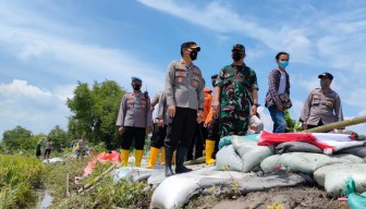 Bantu Warga Perbaiki Tanggul Jebol di Bojonegoro, TNI-Polri Kerahkan 50 Pasukan