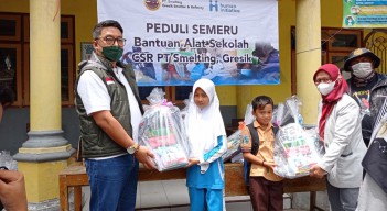 Bantu Pemulihan Pendidikan Korban Erupsi Semeru, PT Smelting Salurkan Bantuan Paket Belajar