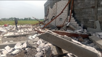 Puting Beliung Sapu Sidoarjo, Empat Pekerja Tertimpa Bangunan