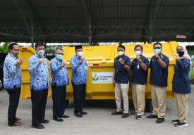 Komitmen Kelola Lingkungan, Petrokimia Gresik Serahkan Bantuan Container Sampah ke Pemerintah Daerah