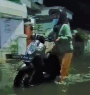 Banjir Rob Rendam Perkampungan Desa Banyuwangi Manyar, Warga : Paling Parah Tadi Malam