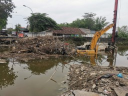 Cuaca Tak Menentu, Perbaikan Jembatan di Desa Klampok Dilanjutkan Tahun ini
