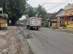 Jalan Raya Depan Pasar Cerme Dipastikan Tidak Ada Perbaikan Tahun Ini