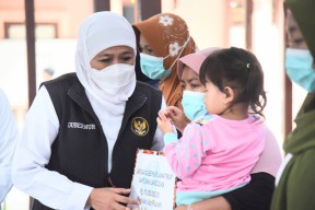 Kisah Haru Khofifah Saat Serahkan Bantuan kepada Ahli Waris Korban Erupsi Gunung Semeru