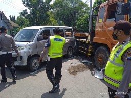 Gara-gara Rem Blong, Truk Trailer Sasak Empat Kendaraan di Jombang Hingga 1 Tewas
