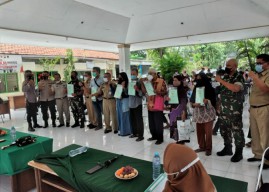 Warga Sememi Terima Sertifikat Rumah, Dandim Surabaya : Wajib Diapresiasi