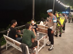 Polres Gresik Tegur Pengunjung Kafe Tanpa Masker Sekaligus Bagikan Masker