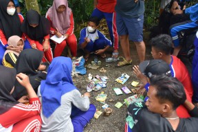 Patroli Air Pelajar SMP Temukan Ribuan Sachet 5 Brand Ternama di Kali Gogor Wonosalam