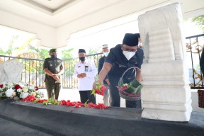 Rangkaian Kegiatan Hari Jadi ke 163, Bupati Muhdlor Ziarah ke Makam Para Pendahulunya