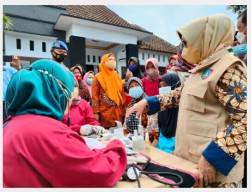 Sambangi Korban Puting Beliung, Bupati Mundjidah Serahkan Bantuan Uang dan Sembako