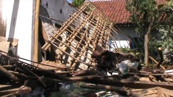 Angin Puting Beliung Rusak Puluhan Rumah di Jember