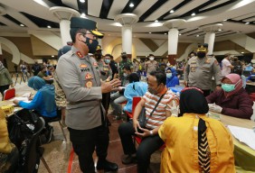 Forkopimda Surabaya Ikuti Vaksinasi Massal Bersama Kapolri
