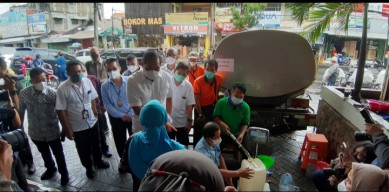 Mendag Datang, Pasar Tradisional Tambakrejo Langsung Digelontor  Minyak Goreng Curah