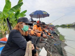 Gelar Lomba Mancing Ikan Tombro, LFT Lepas Dahaga 250 Angler