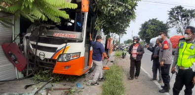 Oleng ke Kanan, Bus Dali Jaya Mas Tabrak Empat Rumah dan Dua Mobil di Duduksampeyan