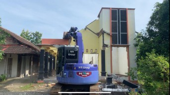 Perempuan di Ponorogo Ini Hancurkan Rumah Karena Suami Selingkuh