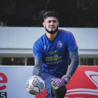 Cidera Otot, Kiper Utama Arema FC Absen Dua Pekan