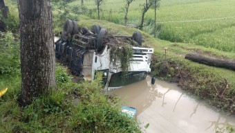Diparkir di Pinggir Jalan, Truk Muatan Pasir Terguling ke Sungai