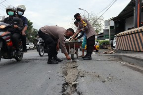 Cegah Kecelakaan, Polisi Gresik Cor Jalan Berlubang Jalur Pantura