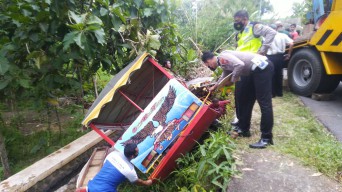 Kereta Kelinci Nyungsep Dekat Jurang di Madiun, 2 Penumpang Tewas dan 5 Luka-luka