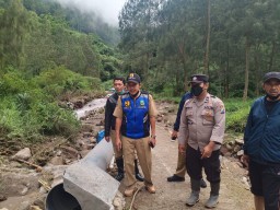 Banjir Bandang, Akses Jalan Ke Wisata Air Terjun Tortosari Magetan Putus