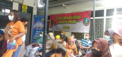 Peserta Vaksinasi di Jombang Membeludak, Banyak Peserta Tidak Prokes