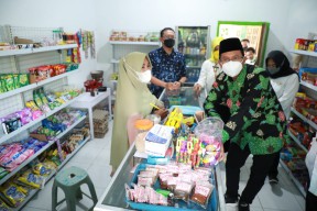 Pulihkan Ekonomi Rakyat, Bupati Muhdlor Luncurkan Program Bedah Warung