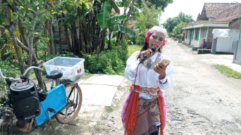 Agar Tarik Banyak Pembeli, Penjual Gorengan di Madiun Kenakan Kostum Unik