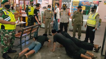 Langgar Prokes, Sejumlah Pemuda di Sidayu Dapat Hukuman Push Up