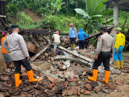 Tertimpa Longsor, Rumah Warga Ponorogo Ambruk