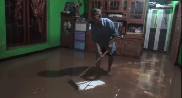Banjir Mulai Surut, Puluhan Warga Ngasinan Mulai Kembali ke Rumah