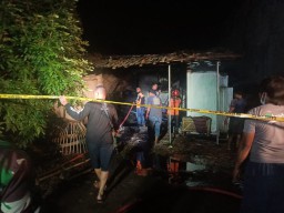 Lihat Kebakaran Rumah di Ponorogo, Satu Warga Terbakar Gegara Kabel