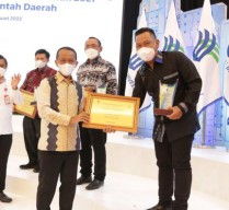 Bupati Gresik Raih Penghargaan Atas Capaian Realisasi Investasi 2021