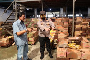 Tinjau Gudang Minyak Goreng, Kapolres Gresik :  Stok Aman Tidak Ada Penimbunan