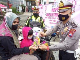 Polisi di Malang Gelar Razia Sambil Bagikan Cokelat