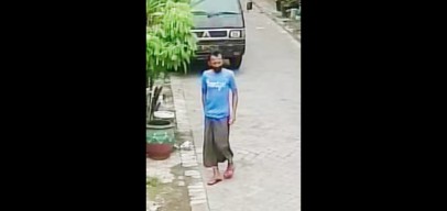 Maling Tersantai, Pakai Sarung Curi Handphone