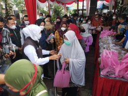 Khofifah Minta HET Minyak Goreng Diatur Pemerintah Pusat