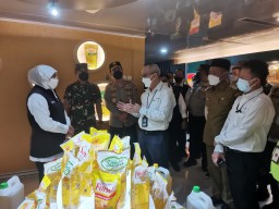 Pastikan Harga Minyak Goreng Tidak Melebihi HET, Khofifah Cek Produksi Minyak di Perusahaan Wilmar Gresik