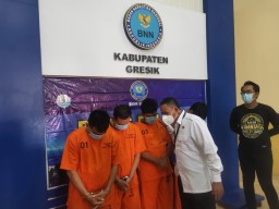 BNN Gresik Gerebek Pesta Sabu di Gudang Proyek, Empat Pelaku Diamankan