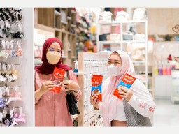 Valentine, Icon Mall Gresik Bagikan Coklat Bagi Pengunjung Pakaian Pink