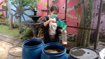 Anak Kepala DLHK Sidoarjo Temukan Cairan Penetralisir Bau Sampah, Begini Penjelasan Mahasiswi Biologi Ini