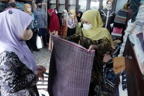 Sentra Batik Tulis Tenun Gedog Tuban Digadang Jadi Desa Devisa
