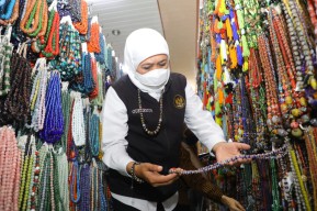 Hunting di Jombang, Khofifah Temukan Desa Penghasil Manik-manik Kelas Eropa