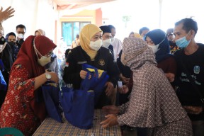 Khofifah Minta Distributor Tak Timbun Minyak Goreng Demi Cuan