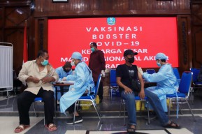 Khofifah Minta Imam hingga Marbot Masjid se-Jatim Segera Vaksin Booster Jelang Ramadhan