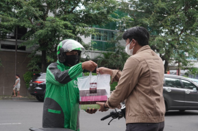 Jadi Andalan Konsumen Saat Musim Hujan,  Gojek Bekali Mitranya Dengan Jas Hujan   