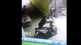 Gendong Anak, Suami Istri Ini Berbagi Peran Curi Sepeda Motor Karyawati Konter